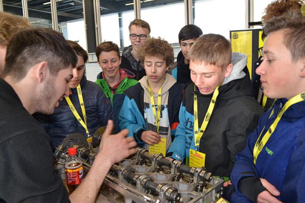 Großes Interesse zeigten die Jugendlichen an der Fahrzeugtechnik. wkv