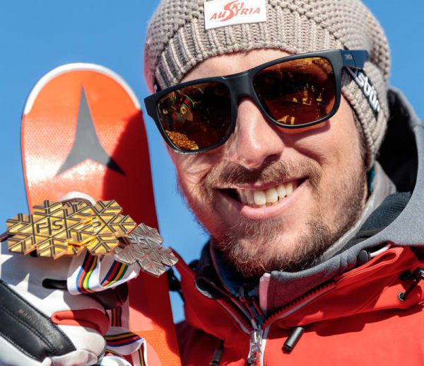 Hirscher mit seiner Medaillensammlung aus St. Moritz. APA
