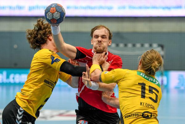 Im Derby wird den Spielern nichts geschenkt. GEPA/Lerch