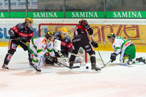 Im Derby wird wieder um jeden Zentimeter Eis gekämpft.Stiplovsek