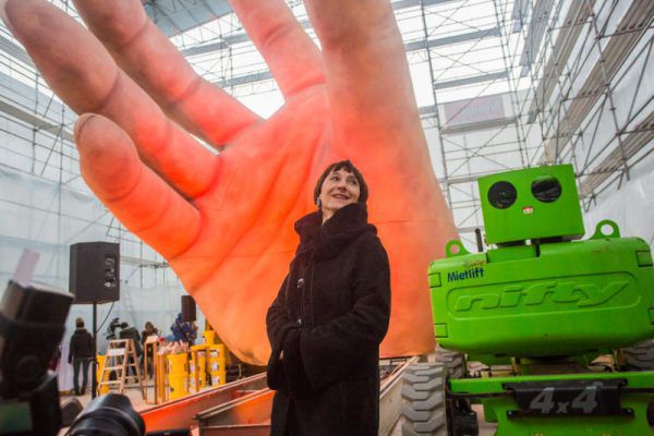 Intendantin Elisabeth Sobotka mit großer Hand (und Roboter?).