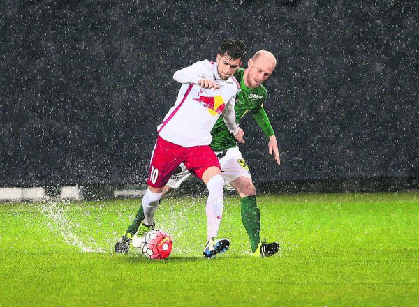 João Pedro im Duell mit Lustenaus Mario Bolter. Zukünftig werden sie im gleichen Trikot auflaufen. Gepa
