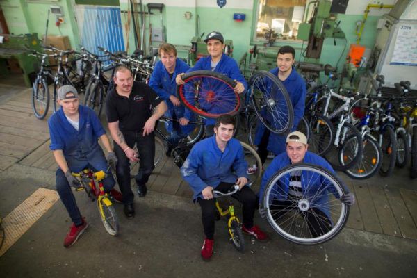 Jugendliche der Integra- Fahrradwerkstatt mit Teamleiter Jürgen Rützler.Paulitsch, Integra
