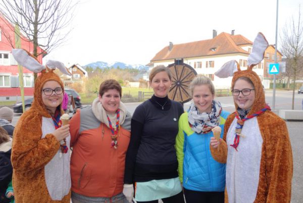 Katarina Rankovic (Mitte) mit Verena Nesensohn (l.), Martina Maucher, sowie den „Osterhasen“ Katharina Bömcke und Franziska Osirnigg (r.) vor dem Glücksrad. Halder (6)