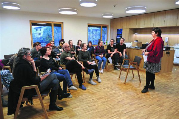 Konzentriert verfolgen die Pflegeschüler in Koblach die Ausführungen von Referentin Sonja Schiff.Miriam Jaeneke(2)