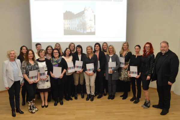 Landesrätin überreichte Zeugnisse an die Absolventinnen. VLK/Serra