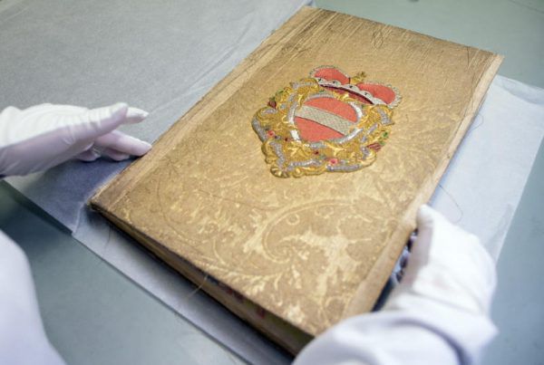 Maria Theresias „Erbhuldigungswerk“ (o.), der barocke Prunksaal der Österreichischen Nationalbibliothek in Wien (gr. Bild).APA/HOCHMUTH, APA/SCHLAGER