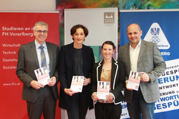 Markus Ilg (FH), Landesrätin Bernadette Mennel sowie Sabine Reiner (Schloss Hofen) und Sebastian Manhart (Olympiazentrum) stellten das neue Studium vor. Scherer