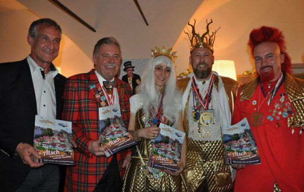 Markus Linhart, Mandy Strasser, Edda und Mark Spindler mit Bernd Jäger. (v.l.). Nussbichler (3)