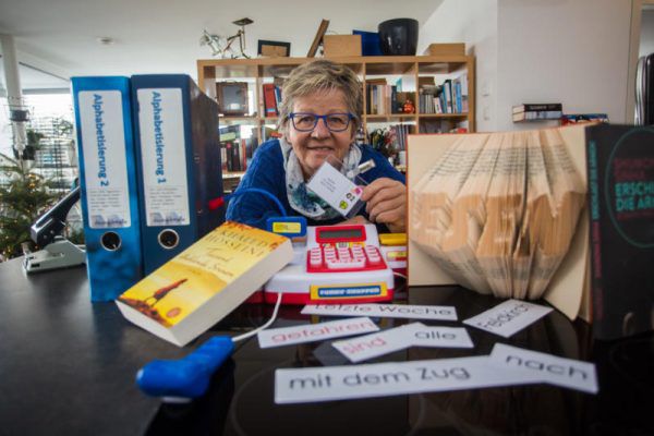 Marlis Schedler mit einigen Lehrmaterialien. Philipp steurer(3)