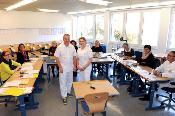 Martin Hämmerle und Erika Metzler (Mitte) vor der Prüfungskommission. Sie schlossen jetzt die Diplomausbildung an der Pflegeschule Unterland mit Auszeichnung ab.  Stadt Dornbirn