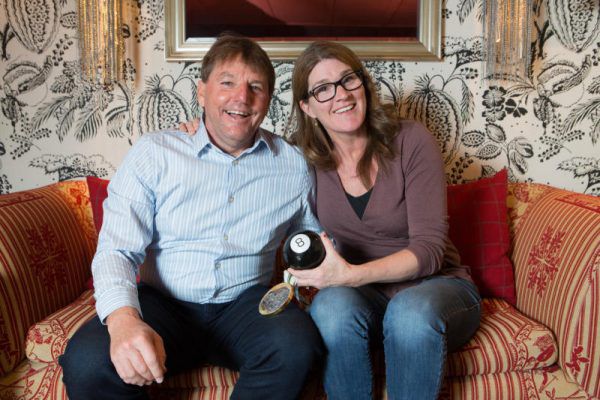 Max Gartner und seine Frau Kerrin Lee-Gartner, die eine Orakelkugel und ihre Goldmedaille von 1992 in den Händen hält. Klaus Hartinger