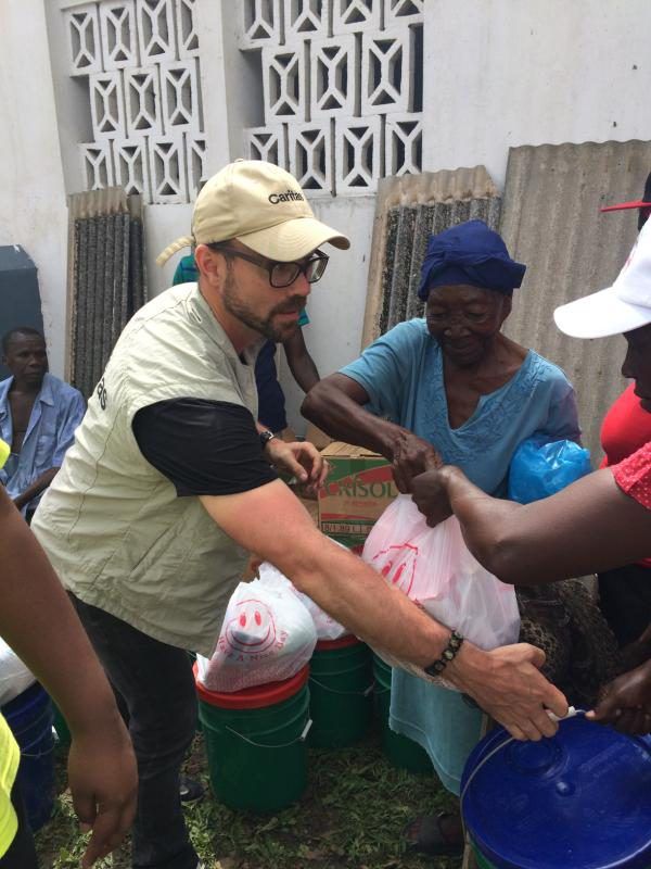 Robert Moosbrugger bei der Übergabe von Hilfspaketen in Haiti.caritas Vorarlberg (4)