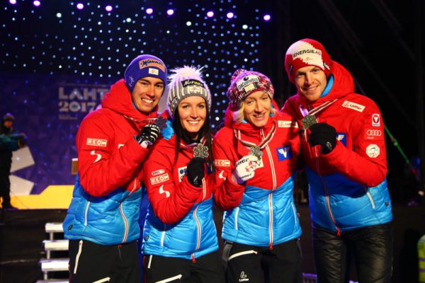 Stefan Kraft, Jacqueline Seifriedsberger, Daniela Iraschko-Stolz and Michael Hayböck (von links) waren sichtlich stolz über Silber. Gepa