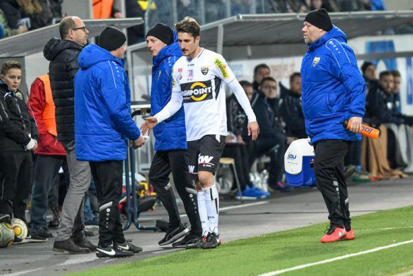 Trainer Martin Scherb muss den verletzten Boris Prokopic ersetzen.GEPA/Lerch