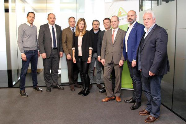 Vertreter der Marktgemeinde, der Raiffeisenbank sowie des Instituts für Standort-, Regional- und Kommunalentwicklung trafen sich unlängst in Schruns zu einer PSG-Gründung. raiffeisenbank