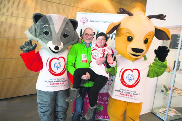Vorarlbergs Special-Olympics-Macher Heinrich Olsen mit der Athletin Nina Kopfer. Hartinger