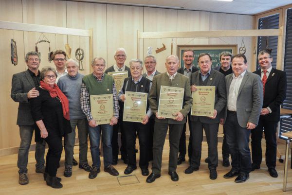 Zunftmeister Josef Schrottenbaum und die Bürgermeister Harald Witwer und Michael Tinkhauser ehrten die Jubilare. Gemeinde Thüringen