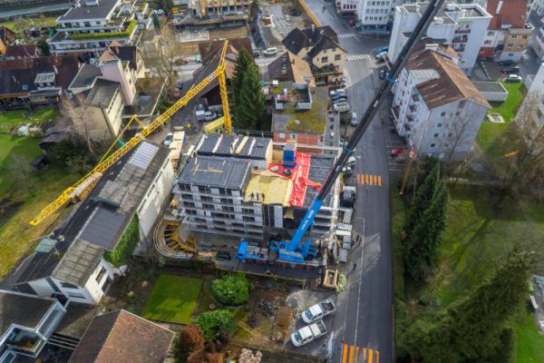 39 fertig eingerichtete Hotelzimmer wurden in Holzmodulbauweise mittels Mobilkran aufgerichtet. roland paulitsch