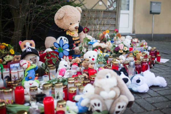 Blumen für Opfer Jaden. DPA