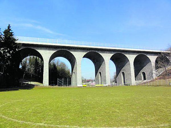 Das Autobahnstadion von Union Eberstalzell trägt seinen Namen zurecht.