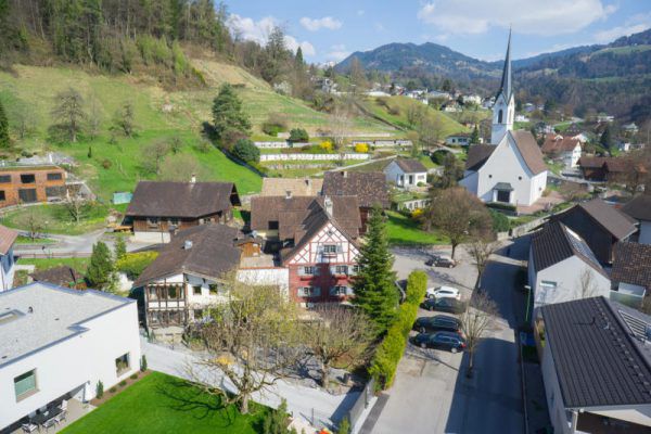 Das traditionsreiche Restaurant Torggel (Mitte) könnte bald zugunsten eines Wohnbauprojekts abgerissen werden. KLaus Hartinger/Drohnenfoto