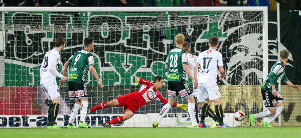 Der Anfang vom bitteren Ende in Ried: Altach-Keeper Martin Kobras muss das 0:1 hinnehmen. GEPA