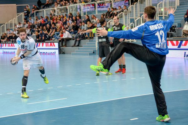 Der Bregenzer Ante Esegovic und seine Kollegen des Future Teams zeigten den All-Stars die Grenzen auf. Andi Varga (unten 2. Bild von links) sorgte vor Spielbeginn für gute Stimmung. GEPA/Lerch