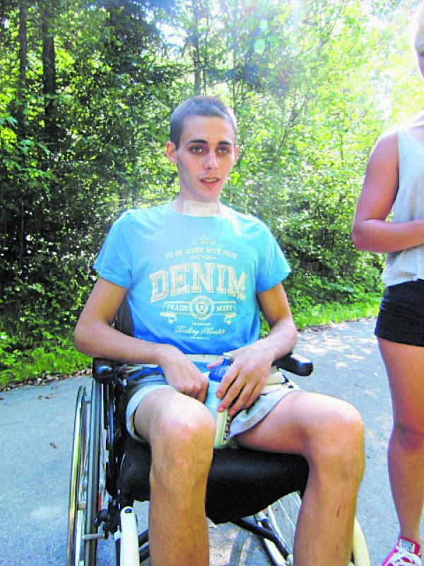 Der EHC unterstützt mit „Charity on Ice“ Dennis Hämmerle.
