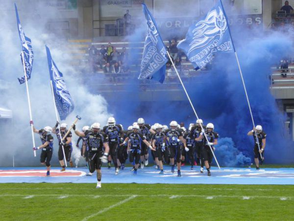 Die Blue Devils wollen heuer mit ihren Neuzugängen Dobbs und Goodwyn (oben, v.l.) angreifen. QB Gächter soll für die Pässe sorgen.Stiplovsek (2)