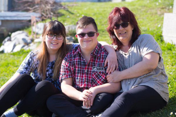 Fabienne, Stephan und Martina Rauter (v.l.) im Garten ihres Eigenheims in Röns.