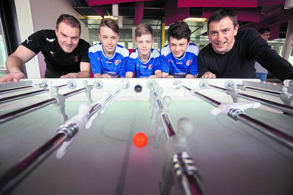 Für ein Mal Kicktisch statt Fußballplatz: Lukas Fehr vom Swiss U16 Cup, die AKA-Spieler Raul Marte, Noah Bischof und Leo Mätzler sowie AKA-Boss Andreas Kopf. hartinger