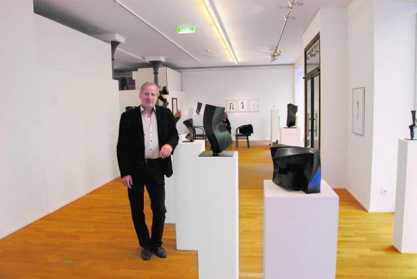 Gábor Török in seiner Ausstellung in der Bregenzer Arthouse-Galerie.