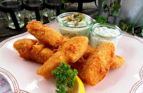 Gebackener Heilbutt mit Sauce Tartare und Gurkensalat. Ulrike Hagen