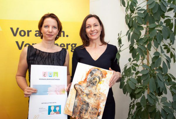 Gerda Schnetzer-Sutterlüty (links) koordiniert das Projekt „#vorarlbergerInnen“. Martina Rüscher zeigt die vom Künstler Paul Renner gestaltete Auszeichnung „Minerva“. VP/Daniel Mauche