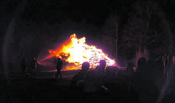 In Doren sorgte die Feuerwehr für ein kontrolliertes Abbrennen.Feuerwehr