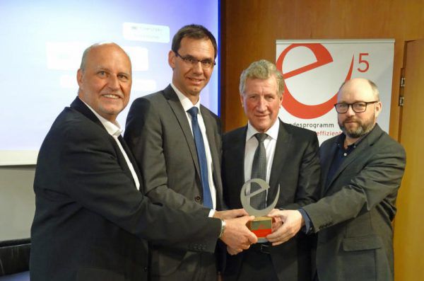 Karl-Heinz Kaspar, Markus Wallner, Erich Schwärzler und Christian Vögel (v.l.) mit der begehrten Trophäe der e5-Gemeinden. VLK/Wirth