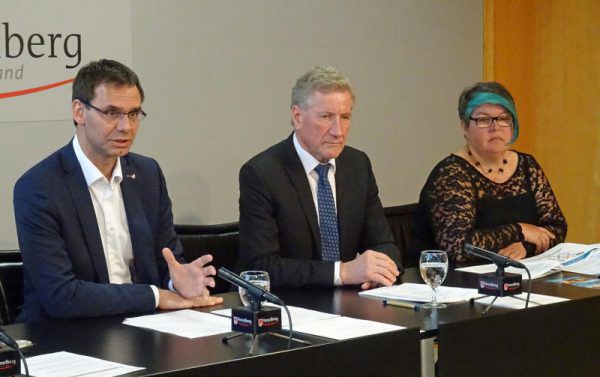 Landeshauptmann Markus Wallner mit Landesrat Erich Schwärzler und Carmen Nardelli.VLK/Wirth