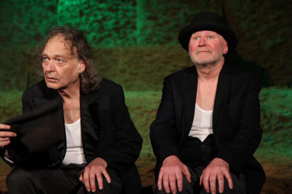 Linke Seite: Robert Kahr und Wolfgang Pevestorf (v.l.). Oben: Anwar Kashlan und Pevestorf (v.l.). Theater Wagabunt