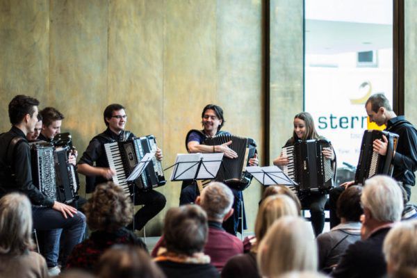 Morgen, Samstag, spielen die Musiker im Zug. vlk