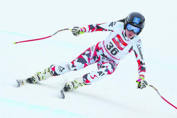 Pia Schmid stellt ihre Skier in die Ecke. Gepa