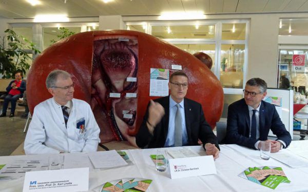 Primar Karl Lhotta mit Christian Bernhard (v.l.). VLK/Wirth