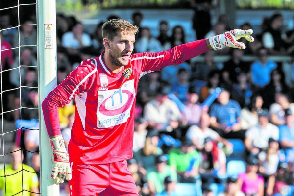 Altach-Goalie Andreas Lukse gibt die Richtung vor. GEPA/Lerch