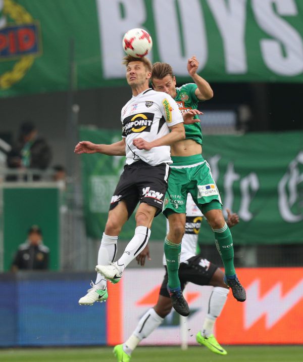 Altach-Torhüter Andreas Lukse musste gegen Rapid den Ball gleich drei Mal aus den Maschen holen. GEPA (4)