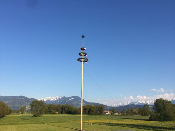 Auch heuer wird beim Maibaum gefeiert. Waldhexen