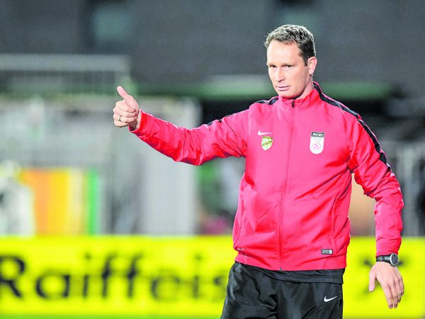 Daniel Ernemann sitzt heute das letzte Mal als Cheftrainer auf der Austria-Bank – wird aber vielleicht Co-Trainer von Andi Lipa. GEPA/Lerch