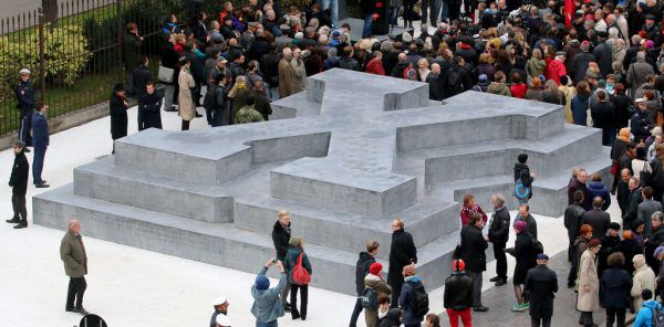 Das Denkmal von Olaf Nicolai in Wien (oben) sowie Hannes Metzler und Juliane Alton mit dem Buch (r.).AP/Ronald Zak, Klaus Hartinger