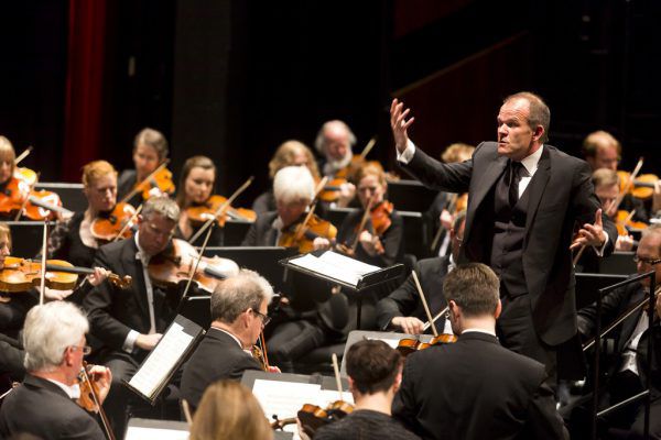 Das LSO mit Dirigent Roth. Mathis Fotografie