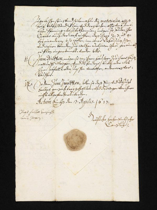 Das zentrale Ausstellungsstück: Der Hohenemser Schutzbrief von 1617. Unten: Hanno Loewy bei der Eröffnung.Vorarlberger Landesarchiv/Lisa Kammann