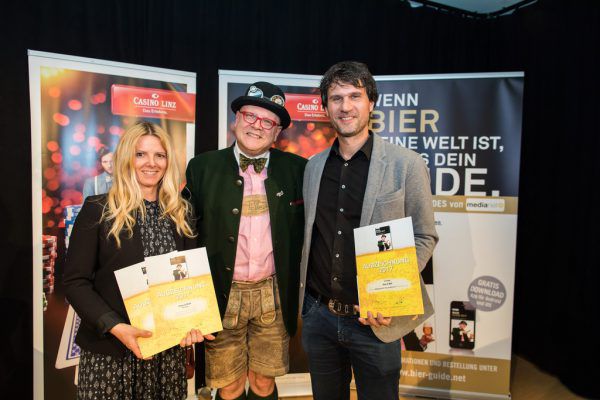 De Carli und Menzinger mit „Bierpapst“ Conrad Seidl. apa